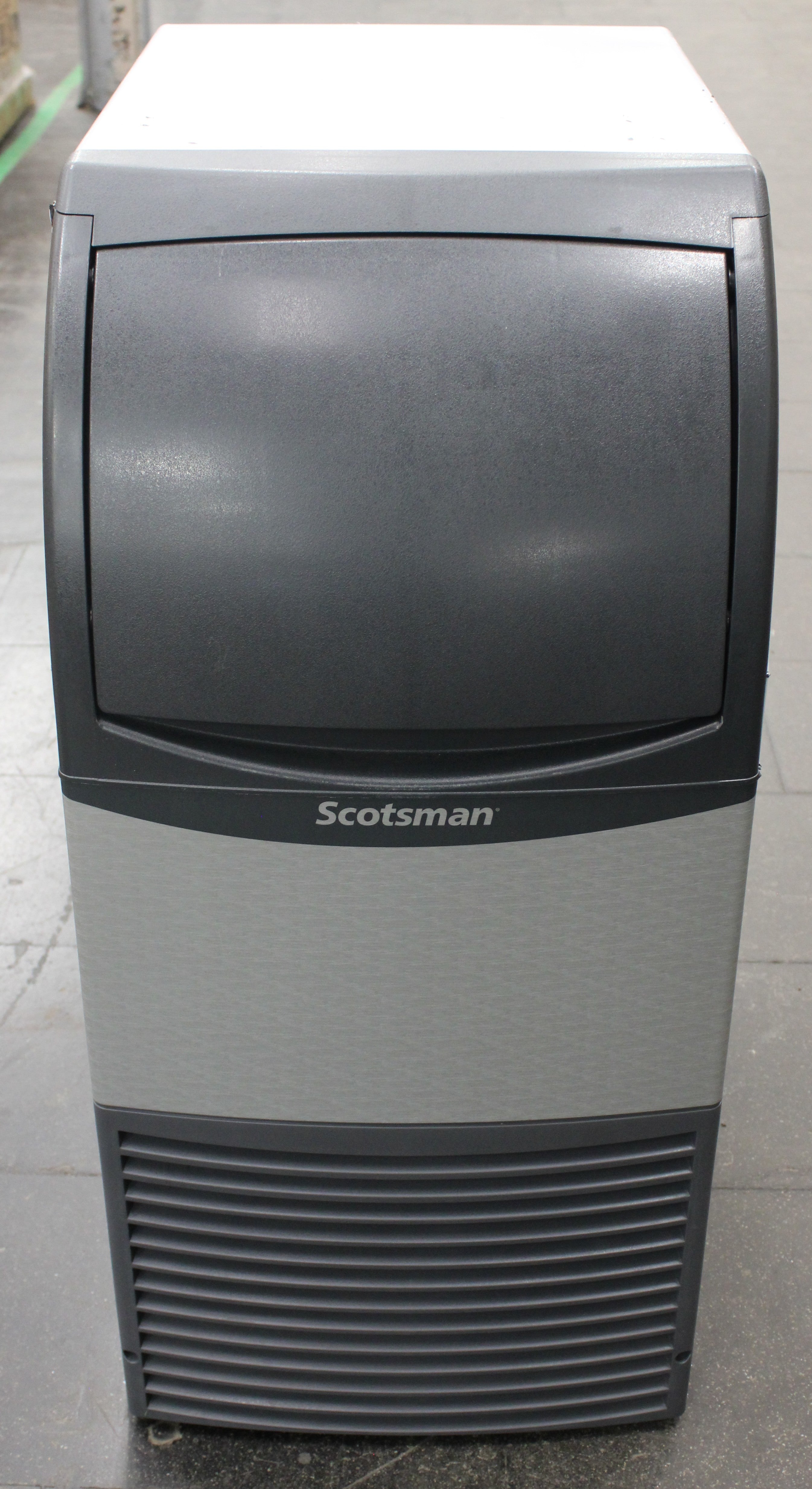 Scotsman UN1215A-1 *Ding & Dent* Air Cooled Nugget Ice Maker w/Bin Produces 119 Pounds Ice P/H (#3121)