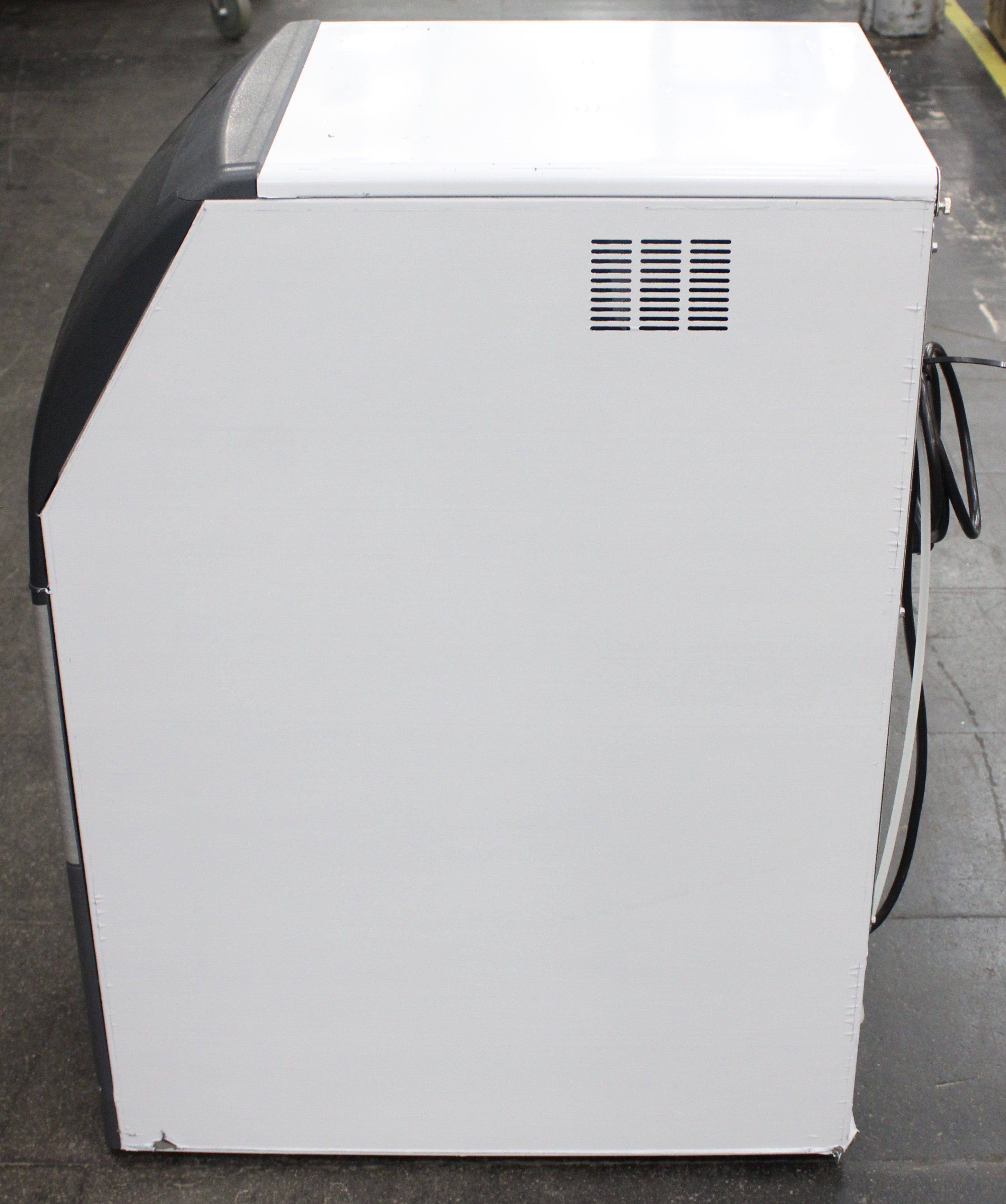 Scotsman UN1215A-1 *Ding & Dent* Air Cooled Nugget Ice Maker w/Bin Produces 119 Pounds Ice P/H (#3121)