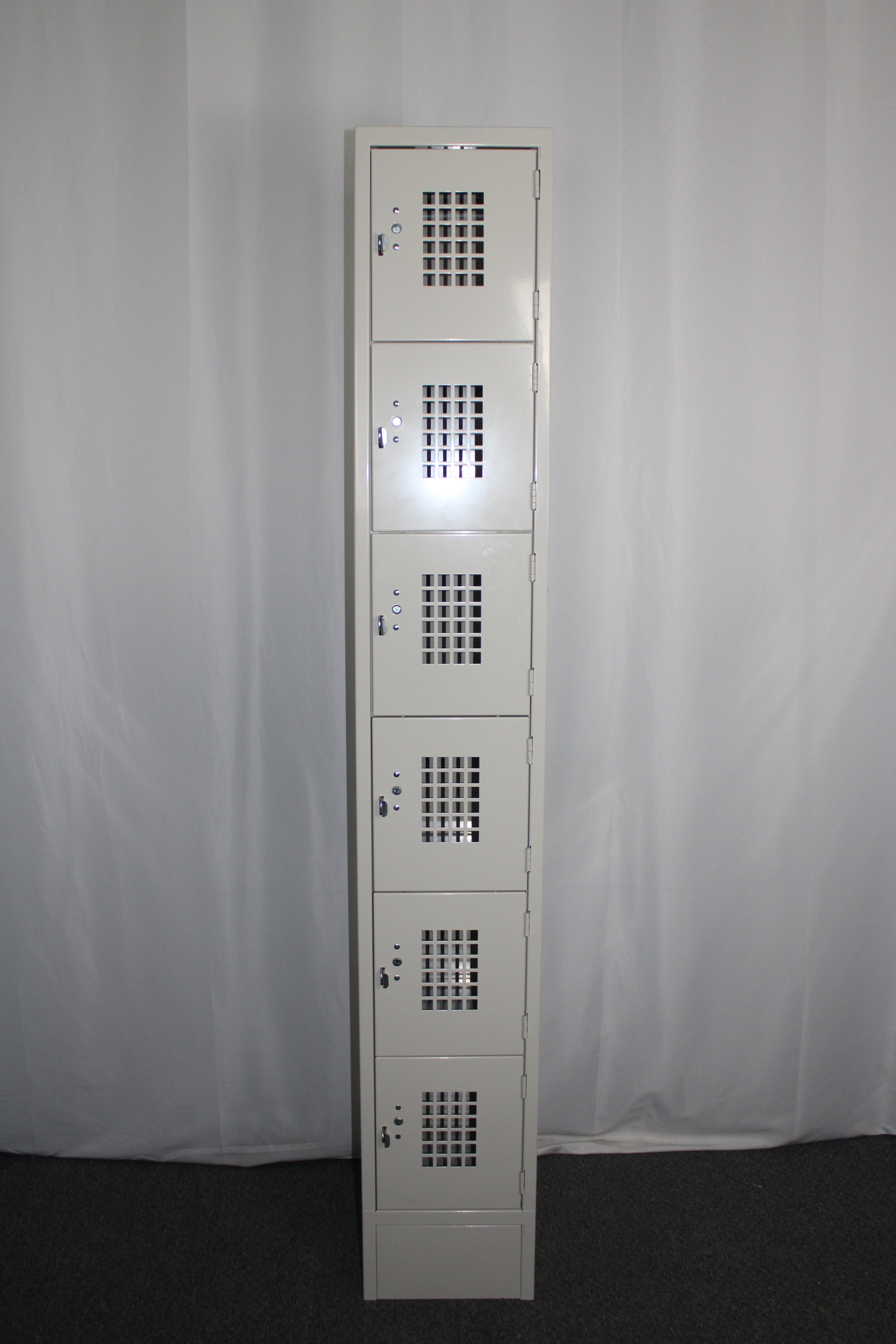 *Ding & Dent* Winholt WL-66 6-Tier Floor Mounted Lockers