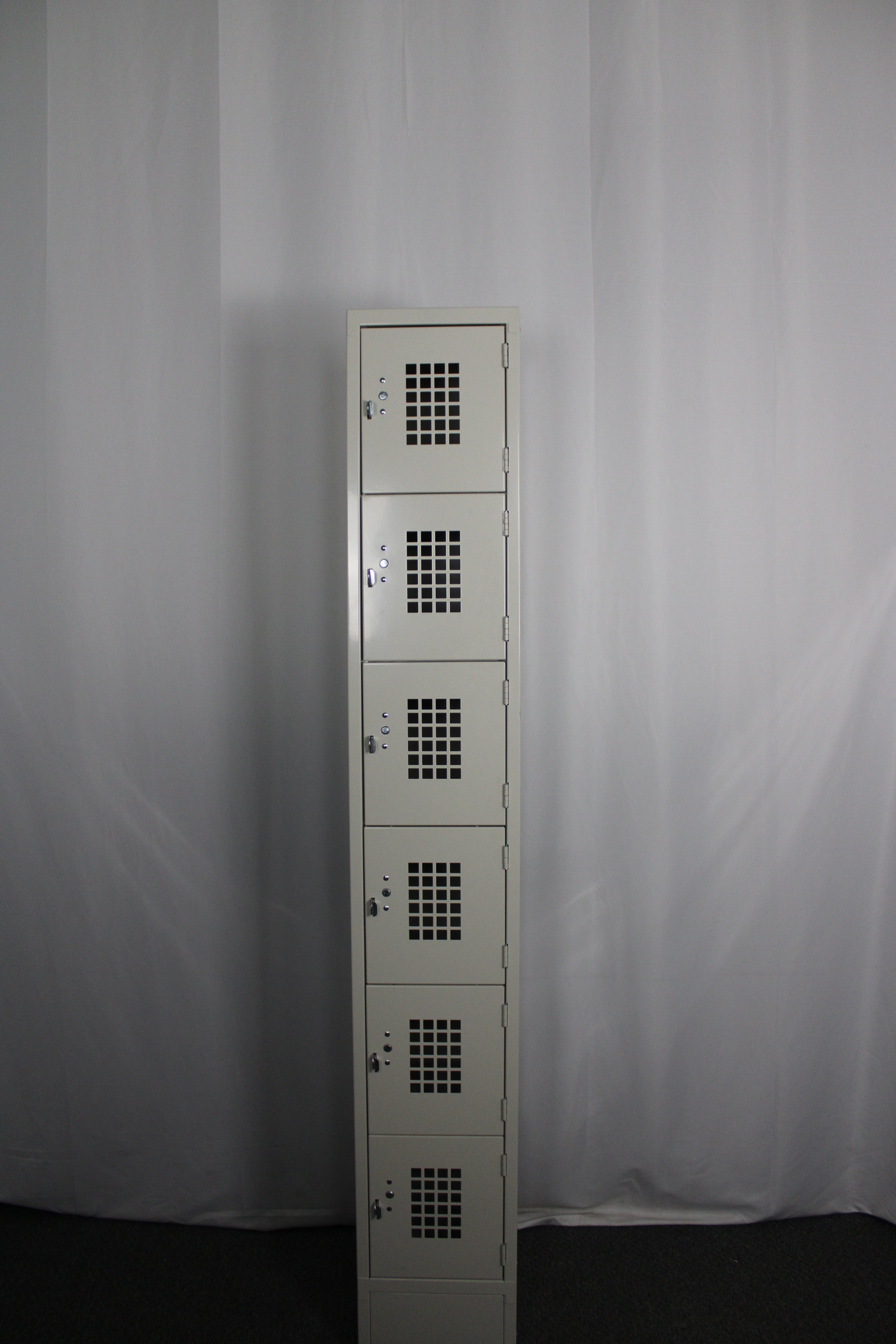 *Ding & Dent* Winholt WL-66 6-Tier Floor Mounted Lockers